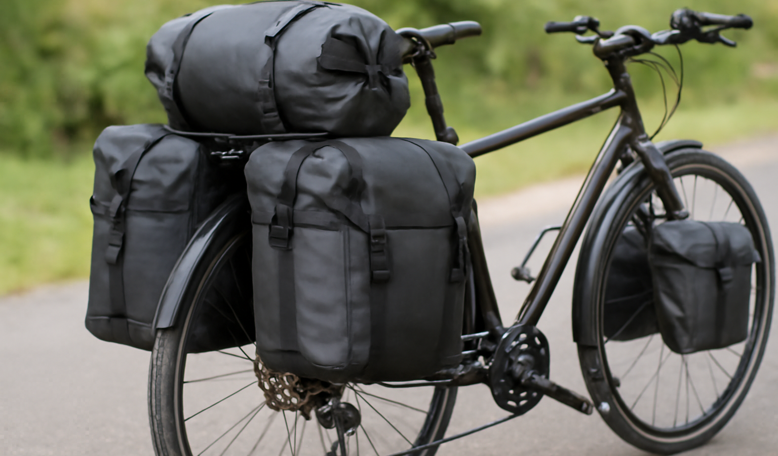 porte-bagages monté sur vélo chargé de sacoches