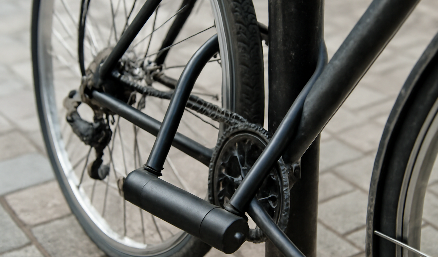 antivol en U accroché autour d'un vélo garé