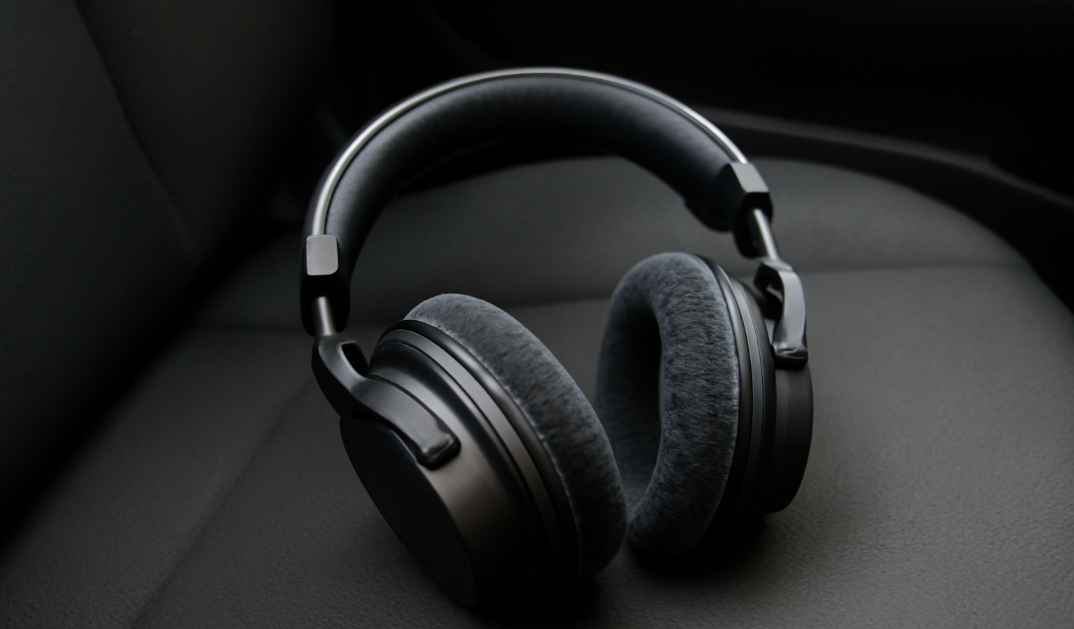 casque avec couvre-oreilles posé sur siège