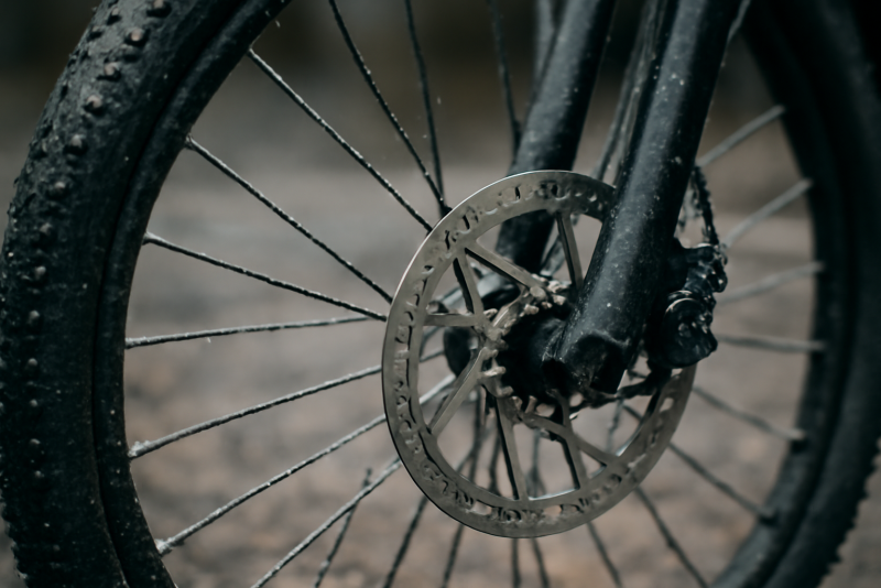 roue de vélo mouillée avec freins visibles