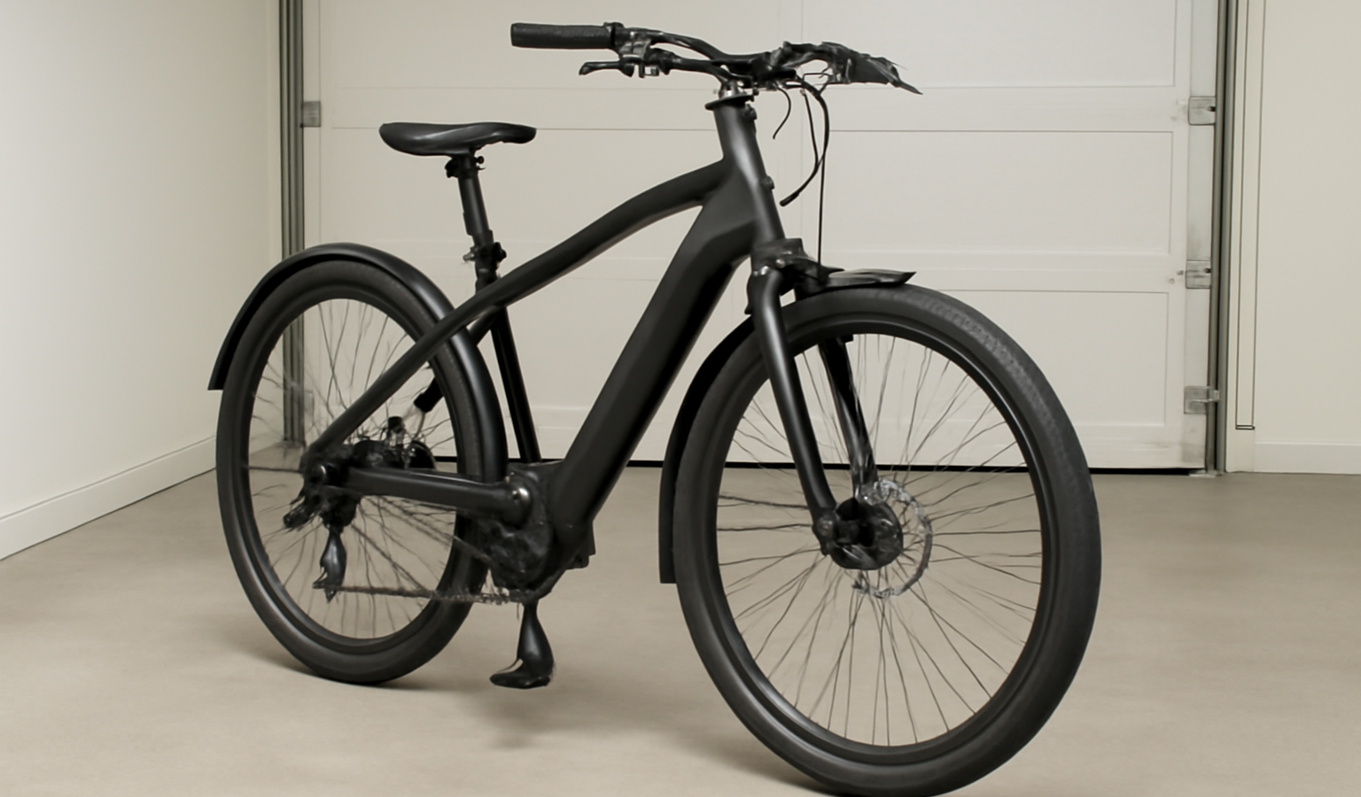 vélo électrique posé dans garage propre