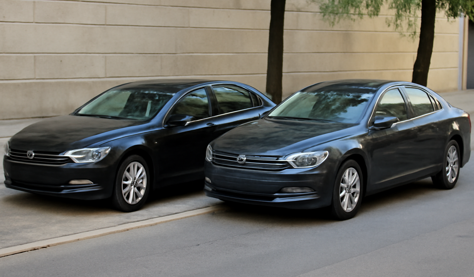 deux VTC garés côte à côte sur trottoir