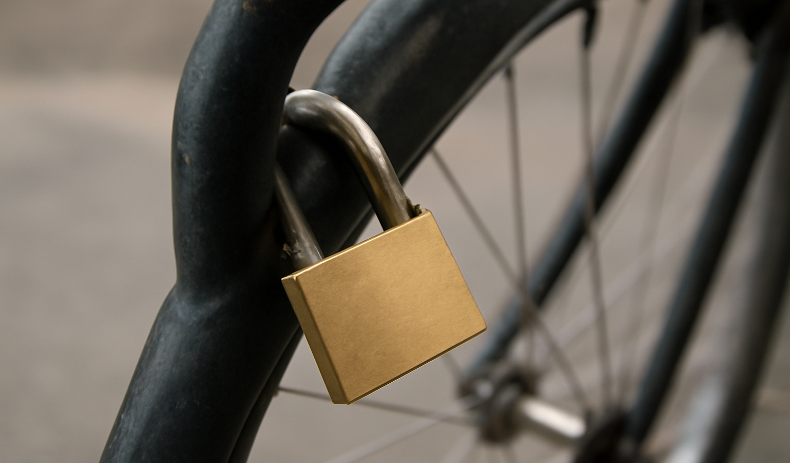 cadenas attaché à un arceau de vélo