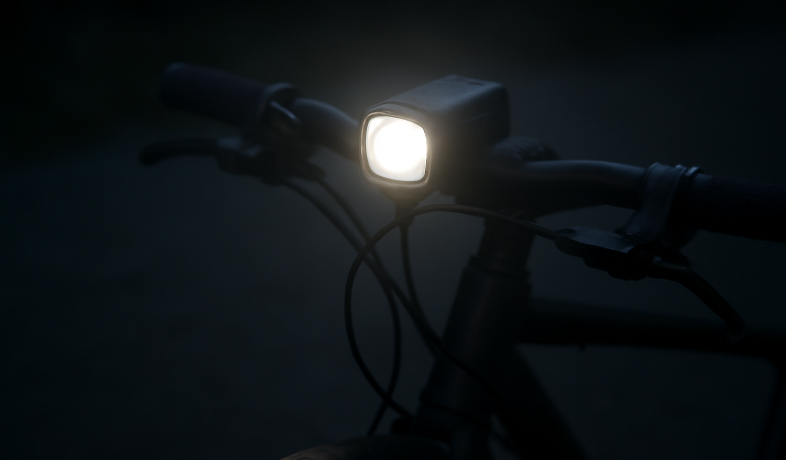 phare vélo allumé la nuit
