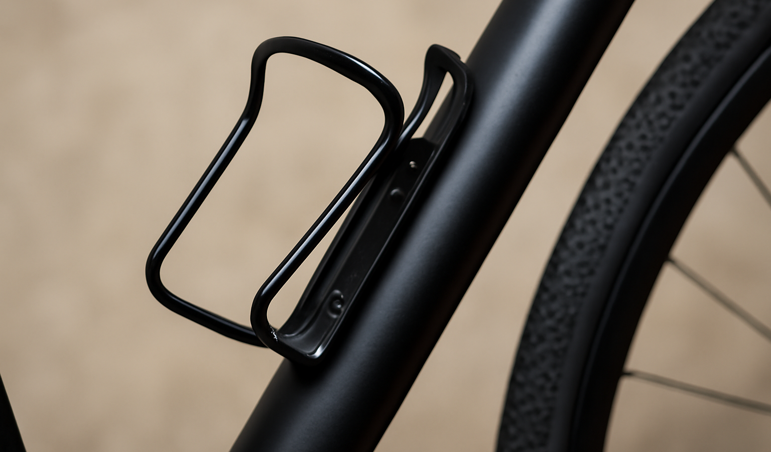 porte-bidon fixé sur cadre de vélo