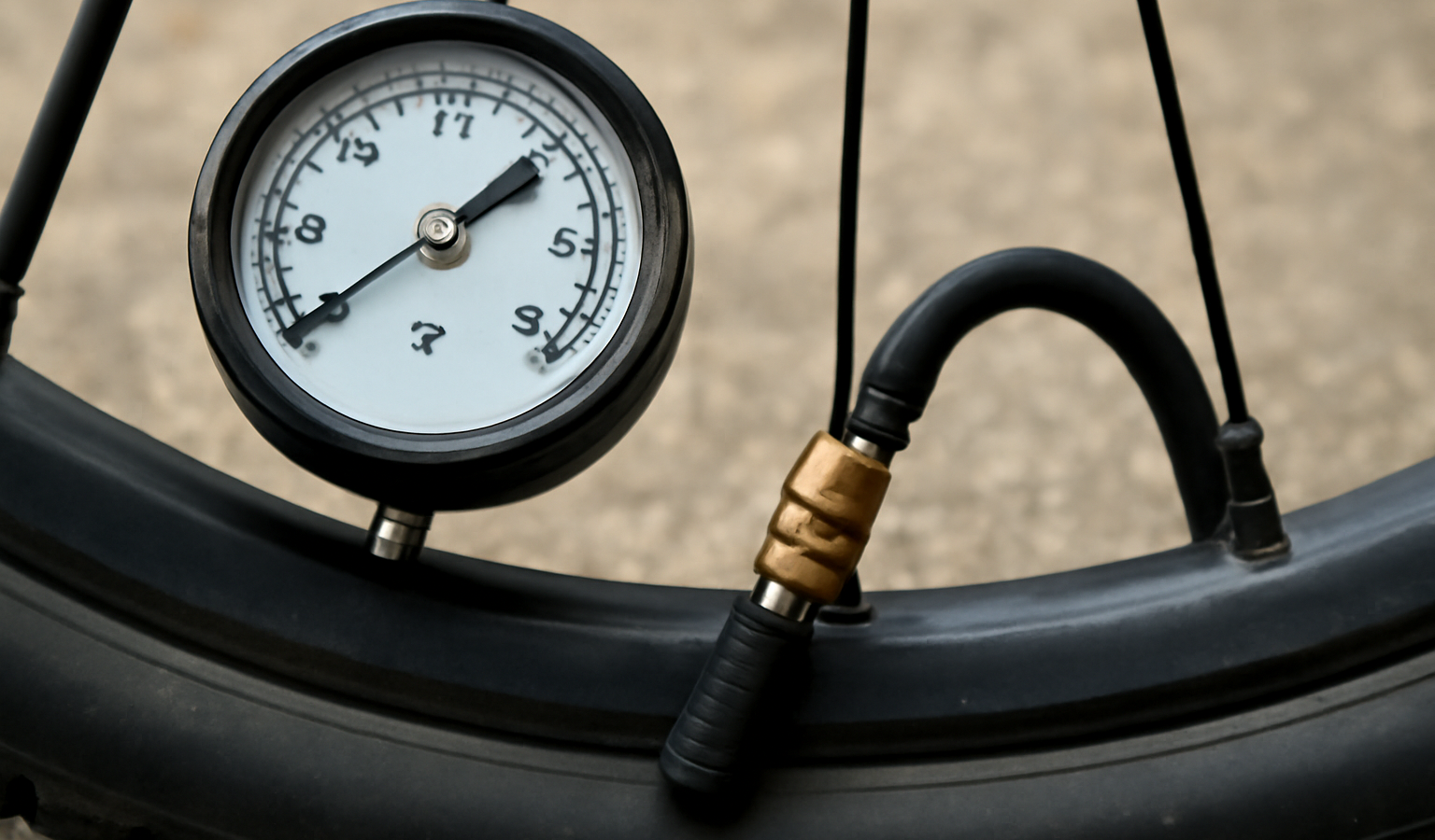 manomètre mesurant pression sur valve tubeless