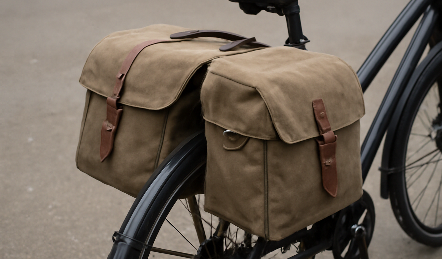 sacoches attachées à un porte-bagages arrière