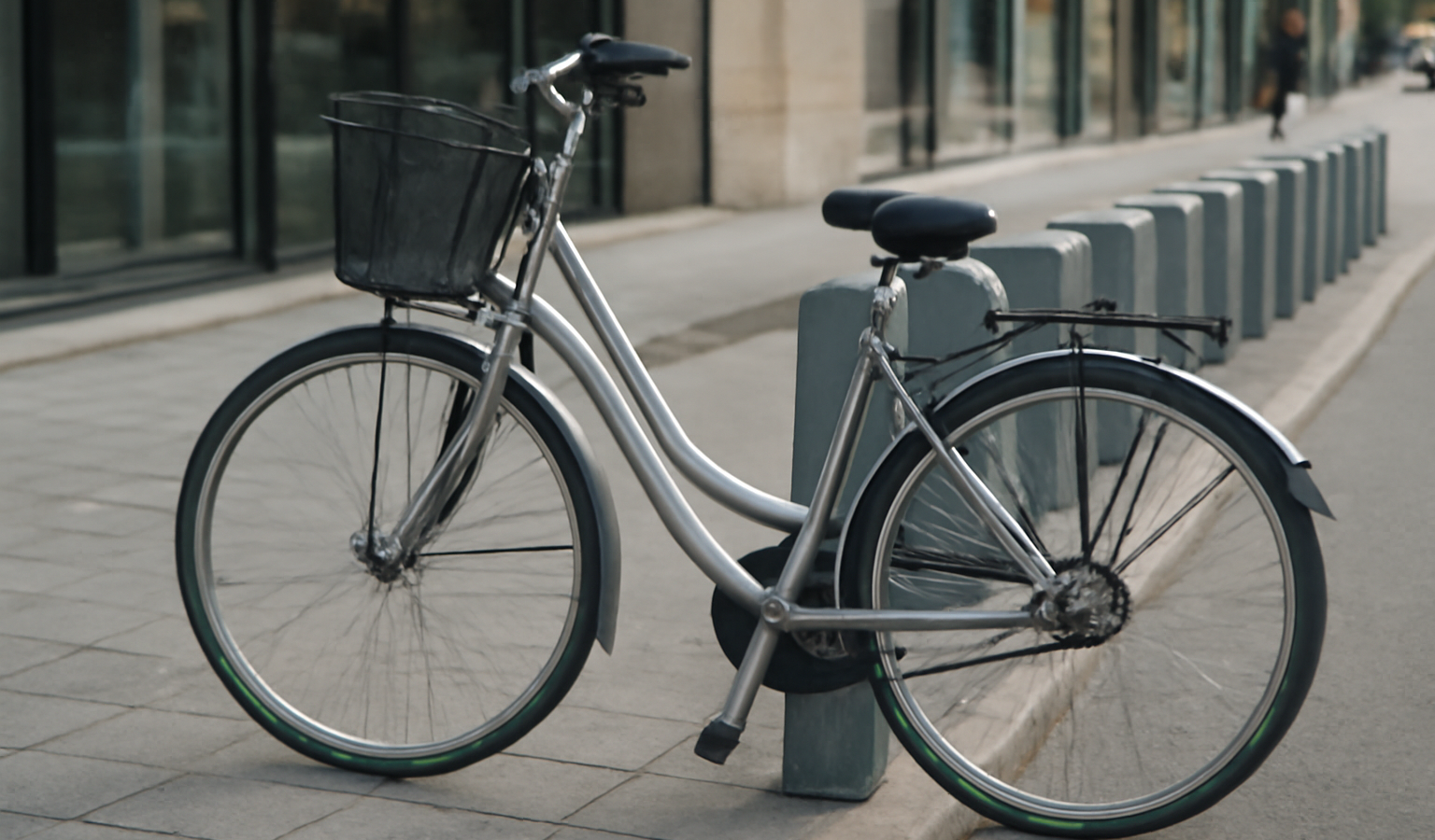 vélo urbain garé près d'une station