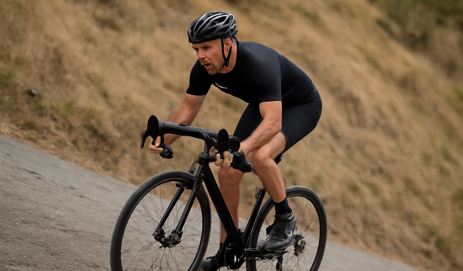 cycliste montant une pente raide
