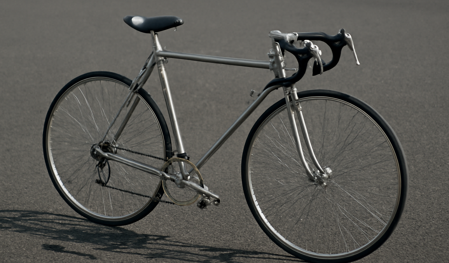 velo de route classique pose sur asphalte