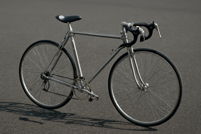 velo de route classique pose sur asphalte