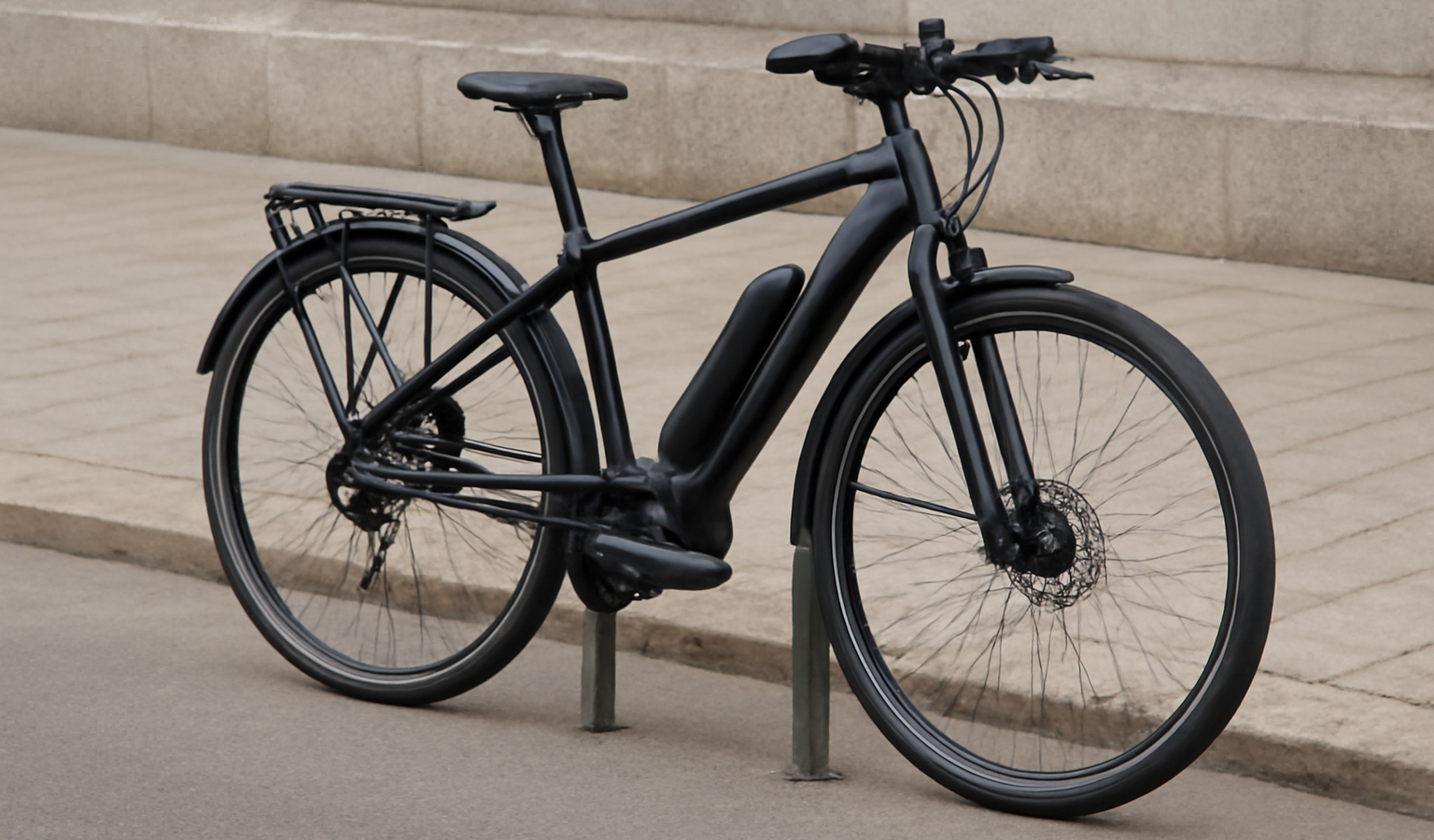 velo electrique gare contre arceau urbain