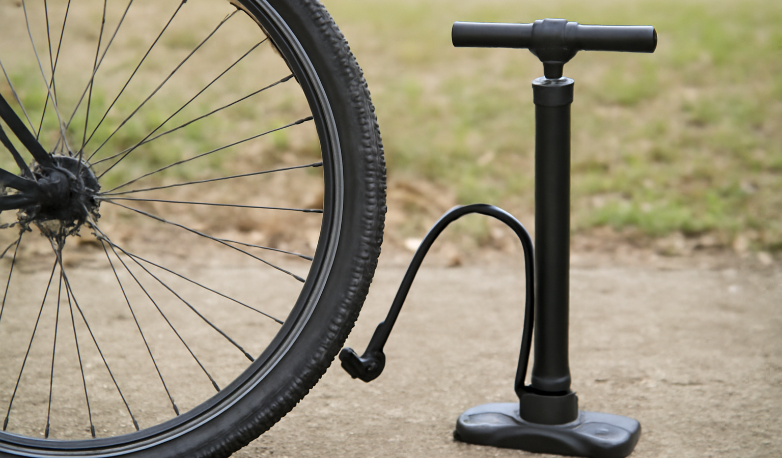 pompe et pneu de velo poses dehors