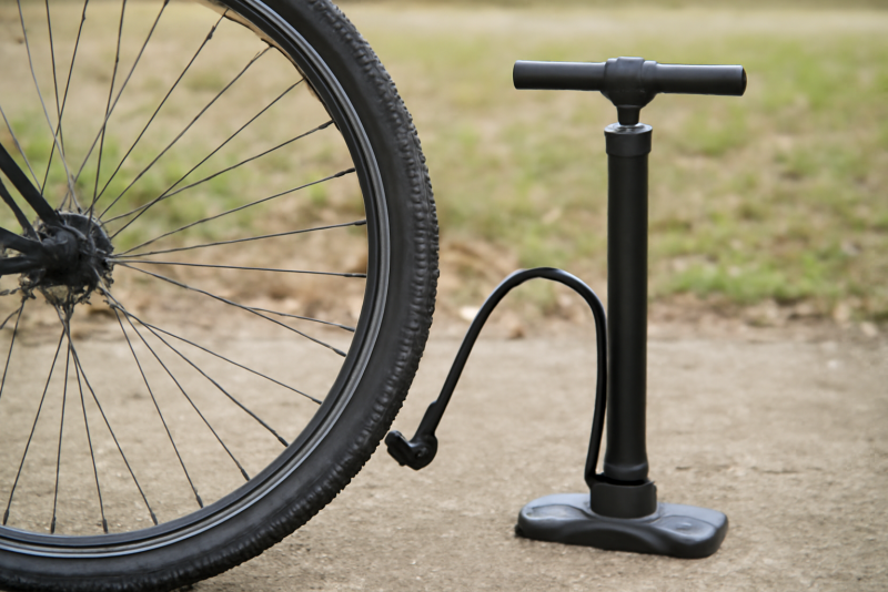 pompe et pneu de velo poses dehors