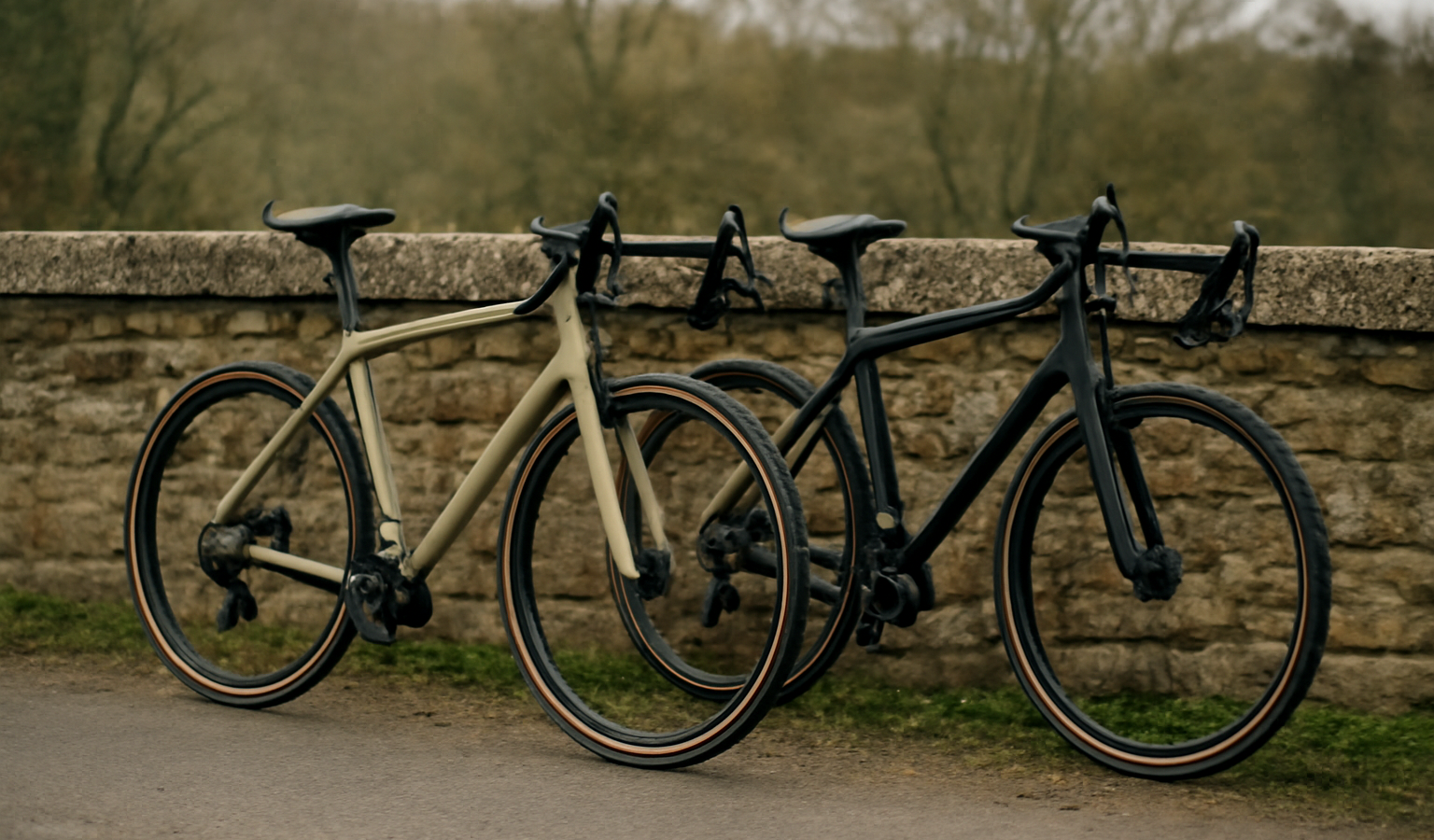 deux vélos gravel appuyés sur muret