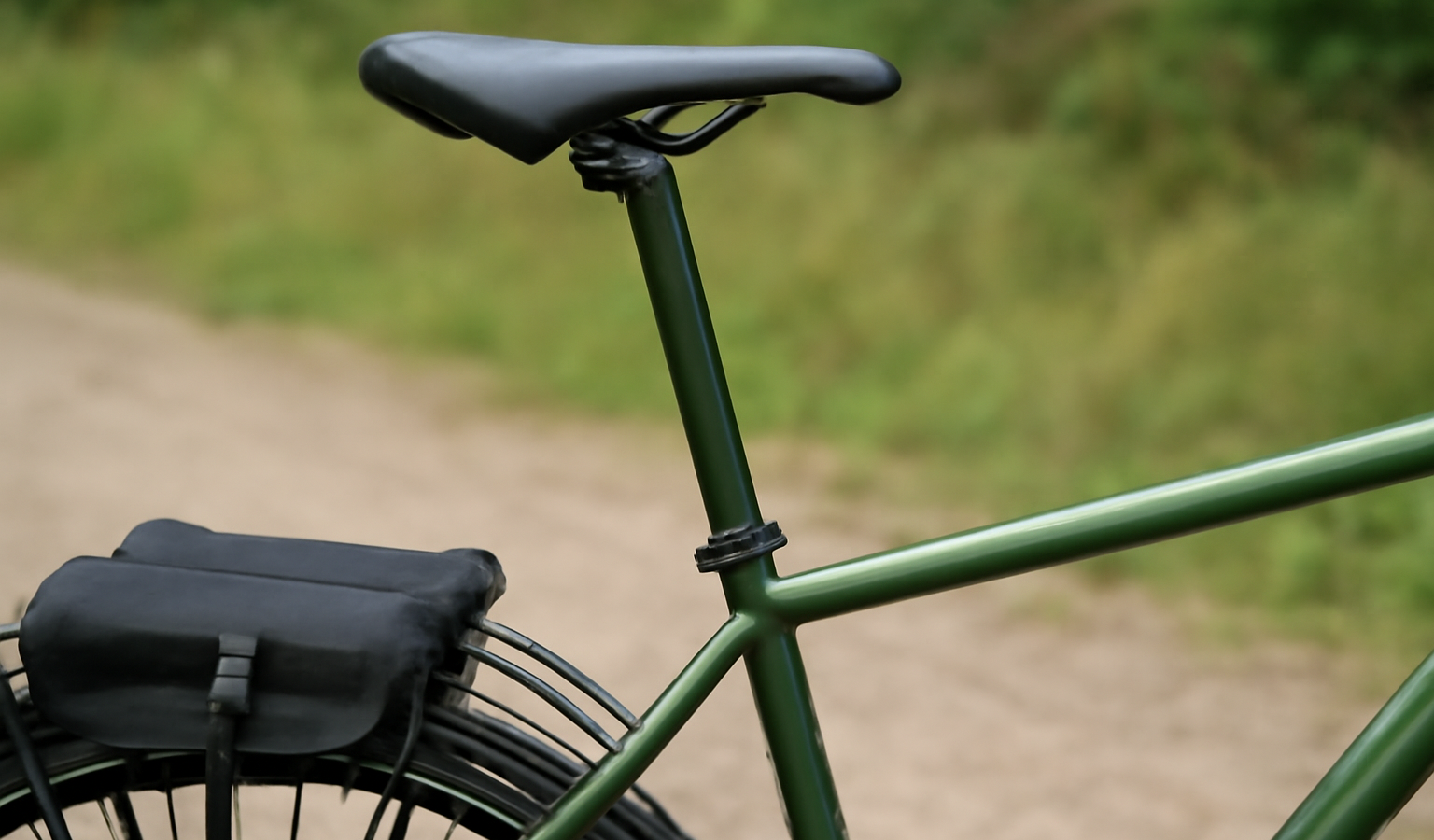 tige de selle allongée montée sur vélo de randonnée