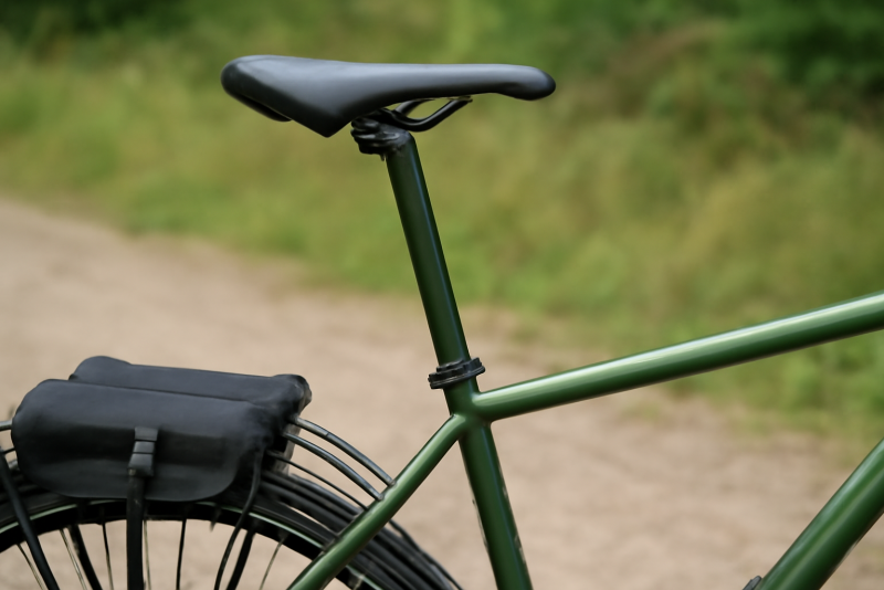 tige de selle allongée montée sur vélo de randonnée